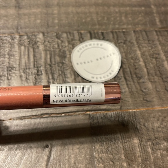 Revolution Velvet Kiss Lip Crayon in Icon - Picture 2 of 2